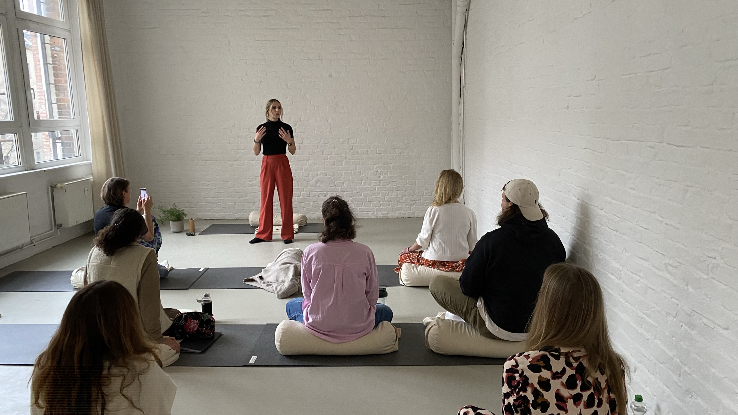 Marlis leitet eine PSYCHEDELIC BREATH Session vor einer Gruppe an